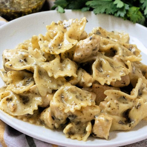 closeup of chicken pesto pasta