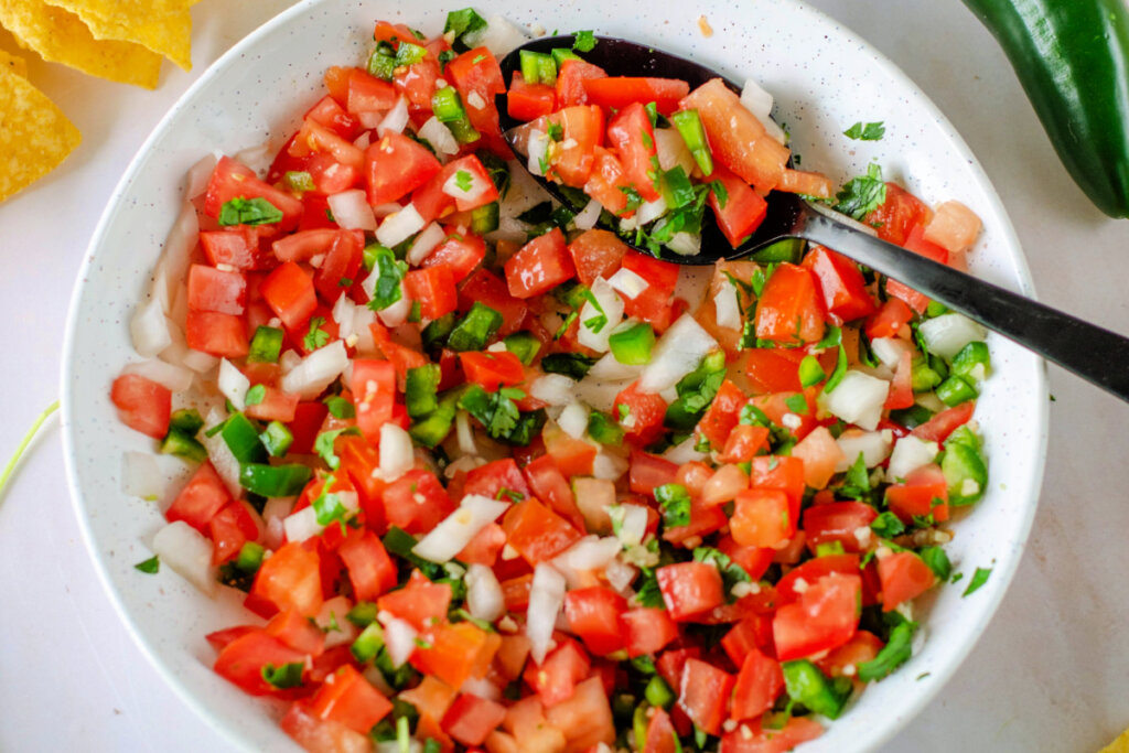 chopped tomatoes, peppers, onions, cilantro, lime juice in bowl