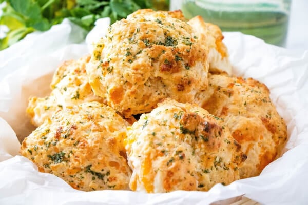 Copycat Red Lobster Cheddar Bay Biscuits [www.lovebakesgoodcakes.com]