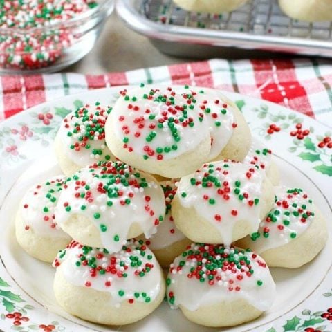 Italian Anise Cookies!! These cookies NEED to be on your holiday cookie tray! Not a fan of anise? Use your favorite extract for a new flavor!