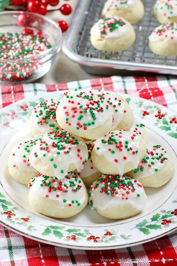 Italian Anise Cookies!! These cookies NEED to be on your holiday cookie tray! Not a fan of anise? Use your favorite extract for a new flavor!