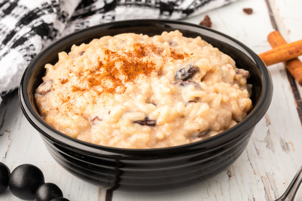 arroz con leche in black bowl
