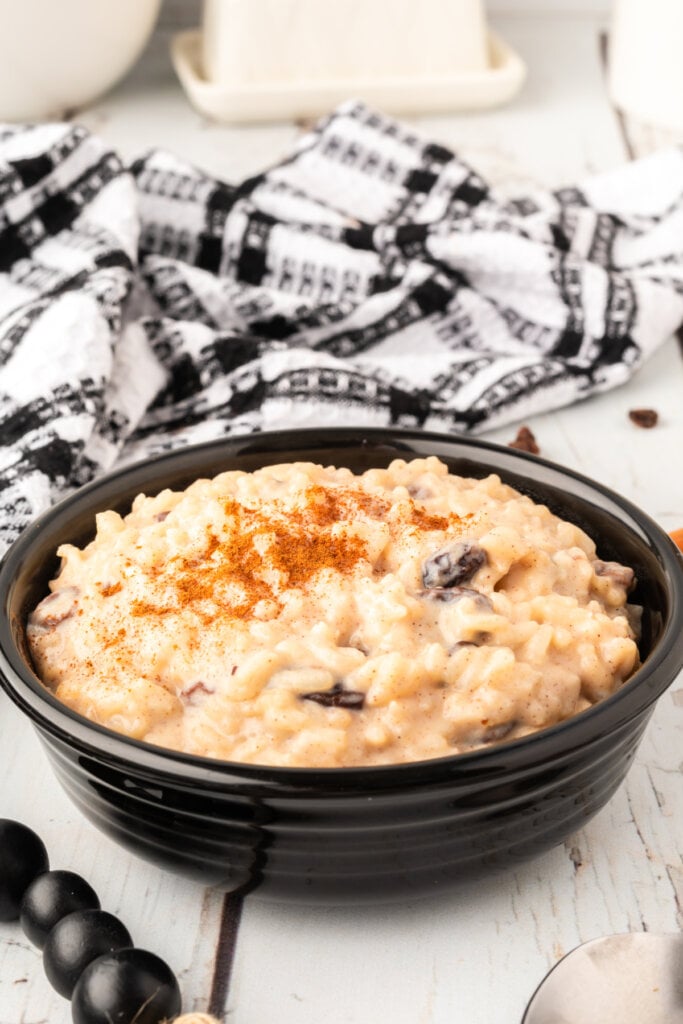 arroz con leche receta in black bowl