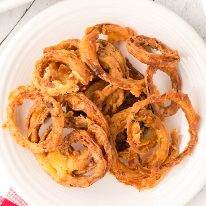 https://www.lovebakesgoodcakes.com/wp-content/uploads/2014/08/Onion-Rings-Thin-and-Crispy-square-720x720.jpg