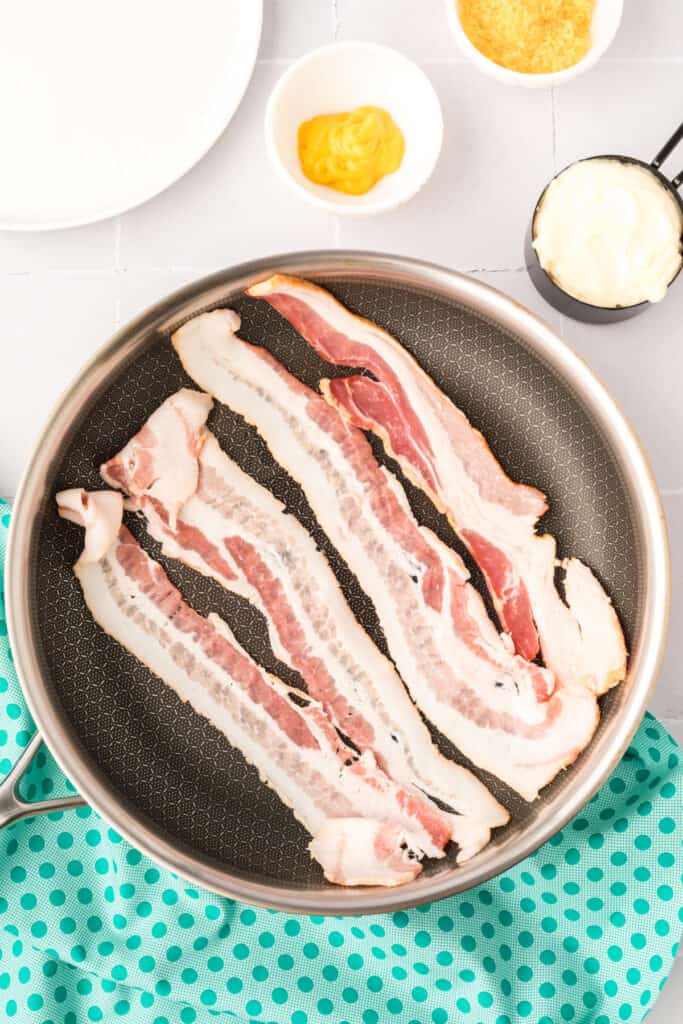 Meanwhile, cook bacon over medium-high heat until desired crispness. Remove bacon to paper towels to cool. 