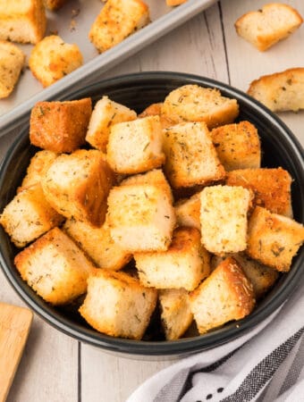 garlic parmesan croutons in bowl