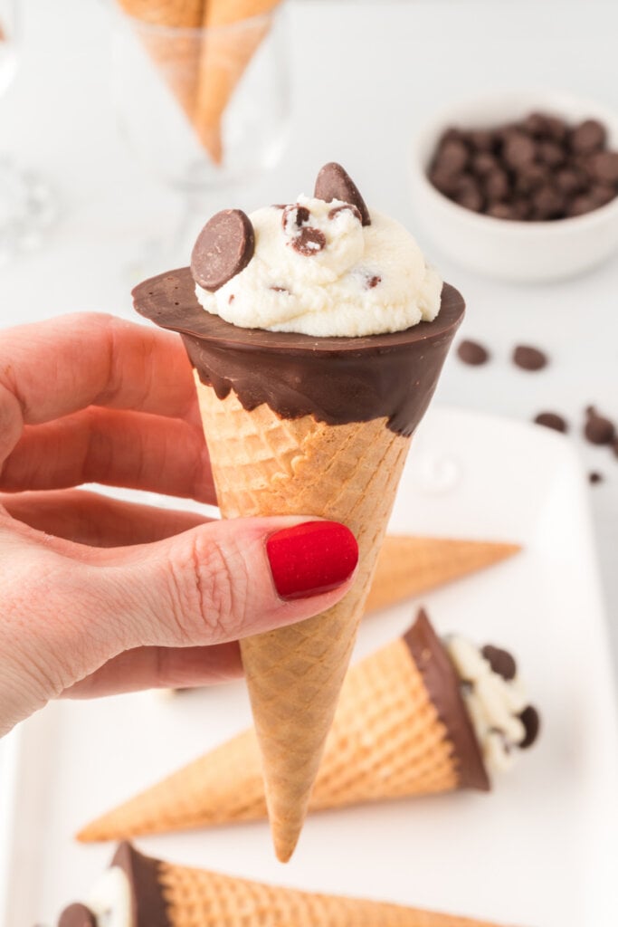 hand holding a cannoli cone