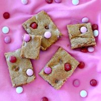 M&M Valentine Blondies