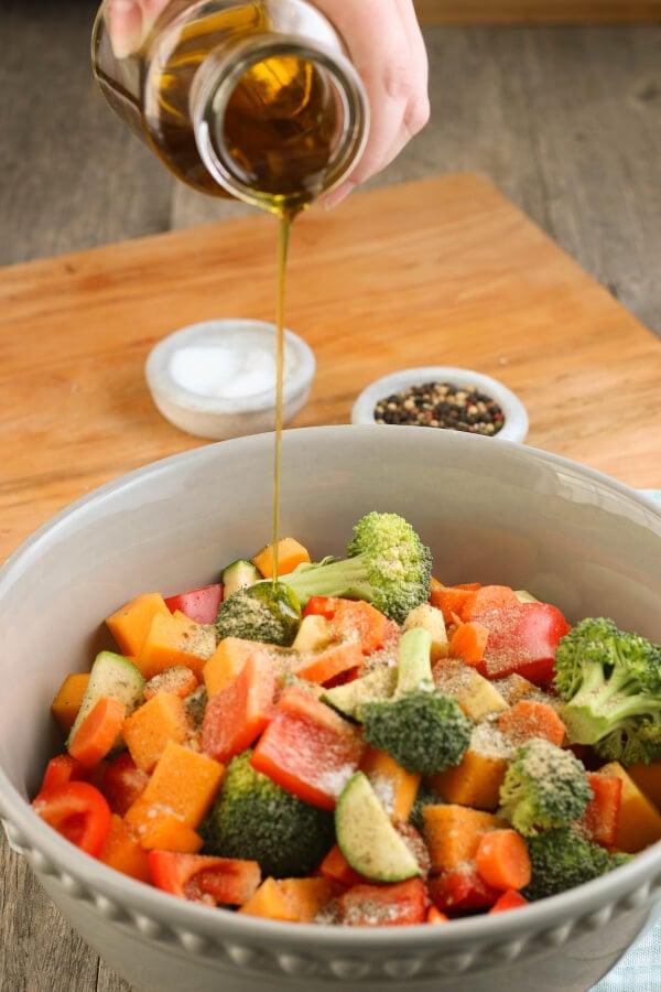 Sheet pan meals are great! This Healthy Sheet Pan Chicken and Veggies Meal is made with chicken and vegetables and makes for a great meal prep recipe! Adding olive oil to our chicken and vegetables helps the seasoning stick!