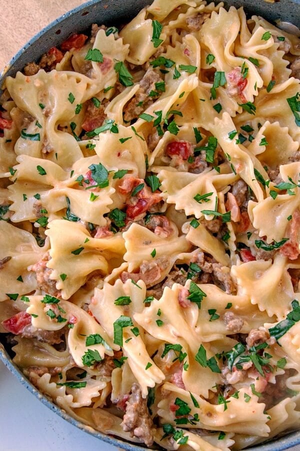 This Italian Sausage Bow Tie Pasta is easy - and reminds me of something you would get at an Italian restaurant. Our family loves it ... and I hope yours does too! italian sausage and bow tie pasta in pan
