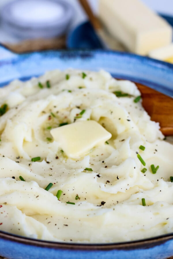 finished instant pot mashed potatoes in bowl ready to be served