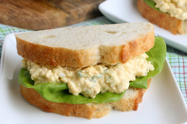 closeup egg salad sandwich on plate