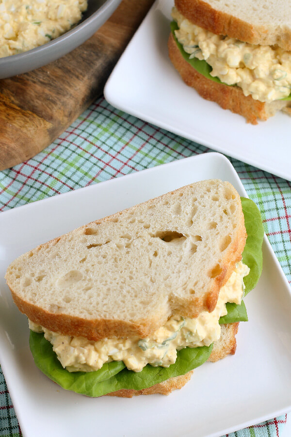 sandwich on plate
