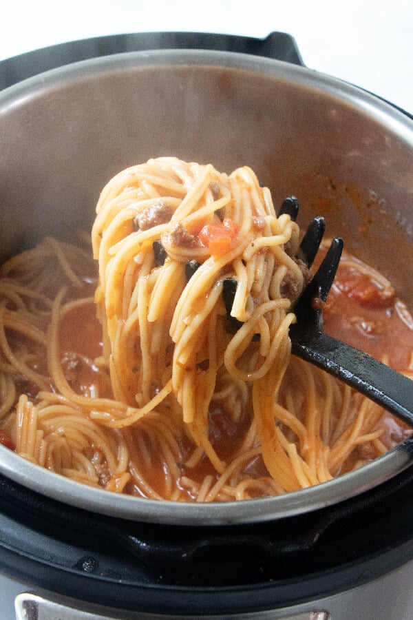 finished spaghetti on ladle