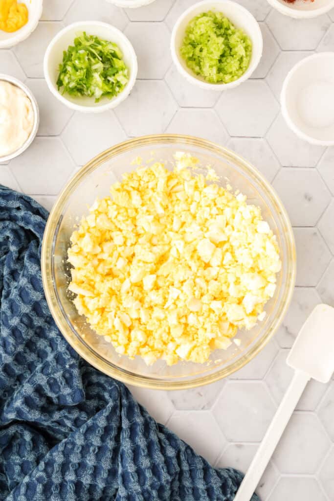 Peel and chop the eggs and place them in a medium bowl. 