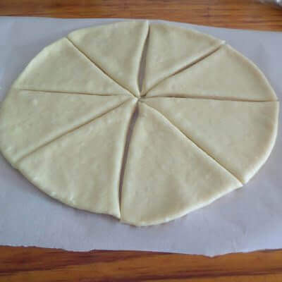 Cutting the raw dough into slices.