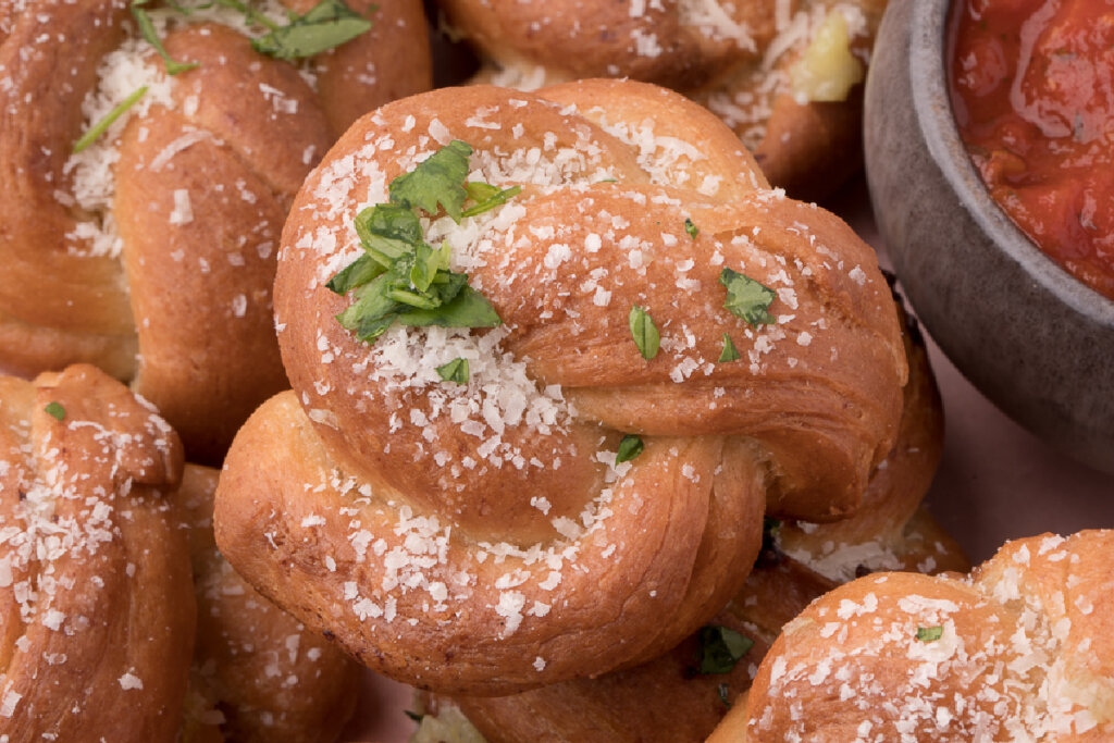 garlic knots on serving tray