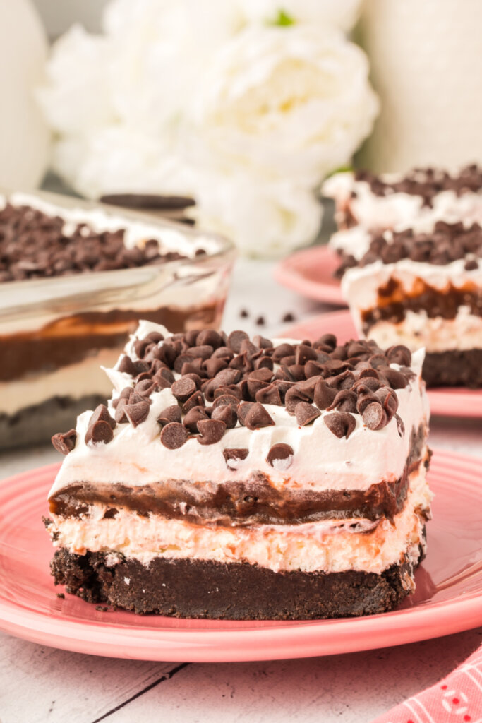 chocolate lasagna lush slice on a pink plate