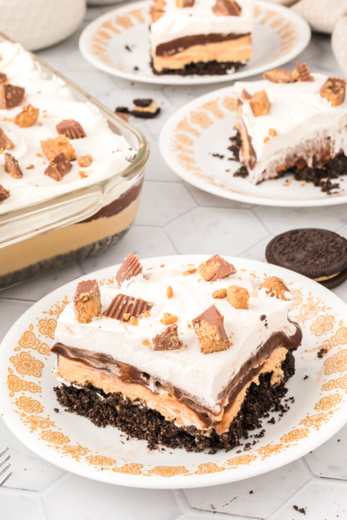 pieces of peanut butter cup lasagna lush on plates